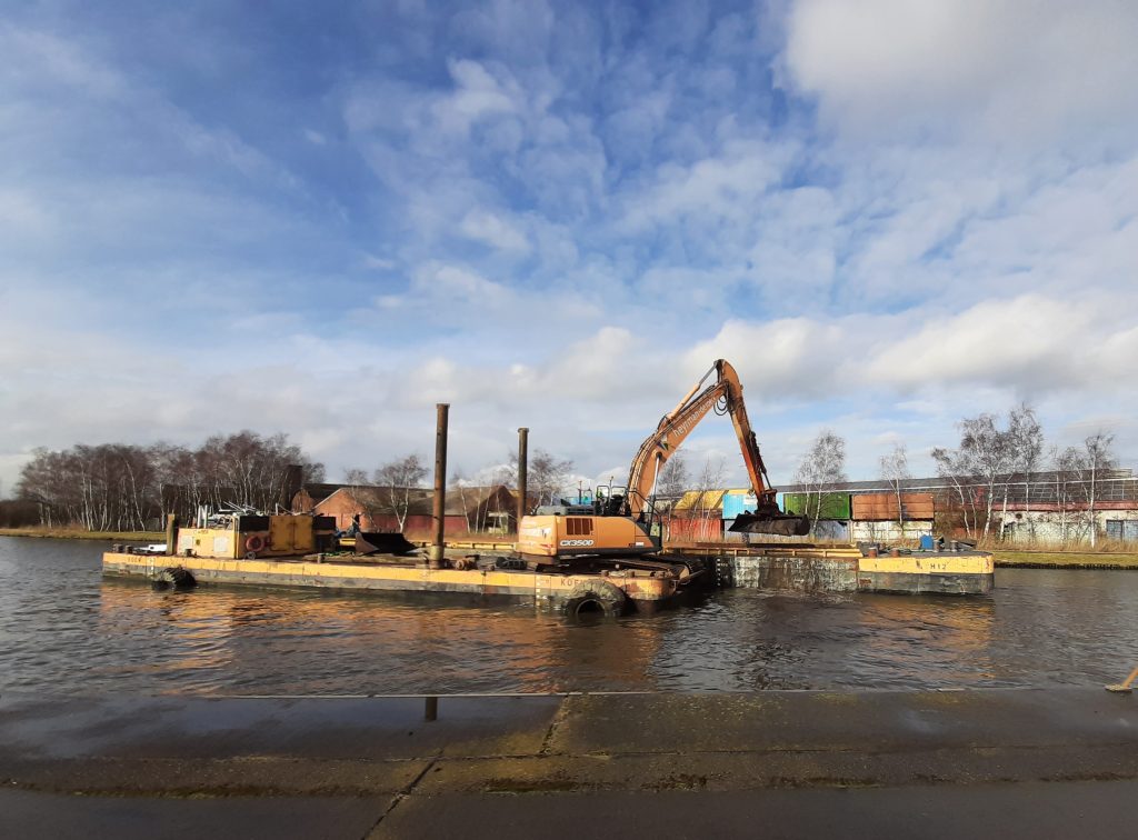 Kraan bezig met baggerwerkzaamheden Kristalpark III.
